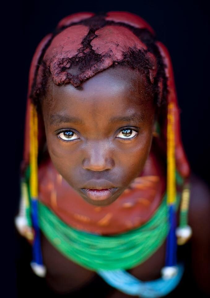 安哥拉姆维拉部落的女孩