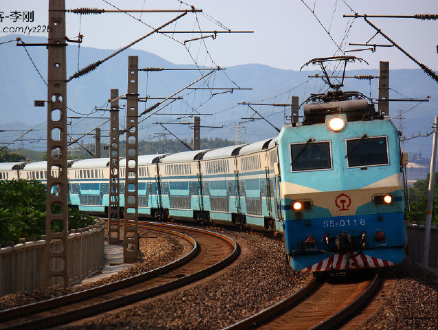韶山8型电力机车牵引的"石秦特慢"