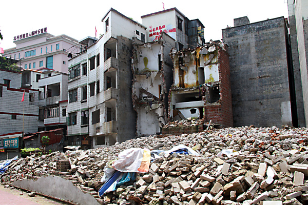 截至2013年,冼村大面积拆迁停滞,形成"拆迁烂尾"的怪状,大量居民"被