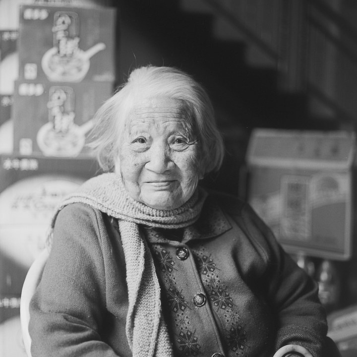 外婆  爷爷六月份去世,我没来得及给他拍一张肖像.