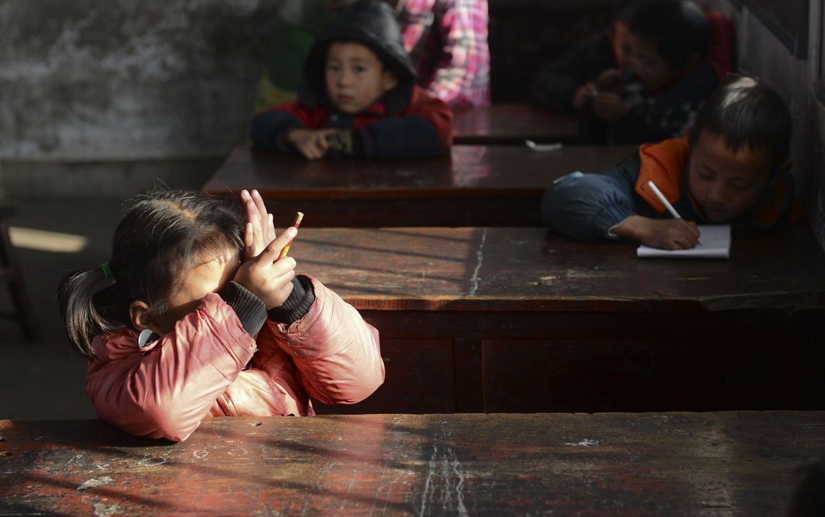 被伤害的孩子 12月18日,在河南光山陈棚村完全小学,一名一年级学生(前