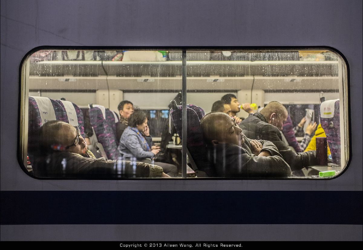 2013年12月25日,从上海到杭州的动车里,旁若无人般熟睡的两名男子疲惫