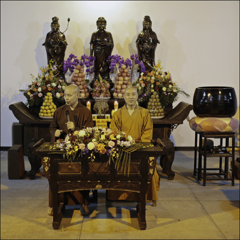 我的师父法王寺住持德翔大师(左)