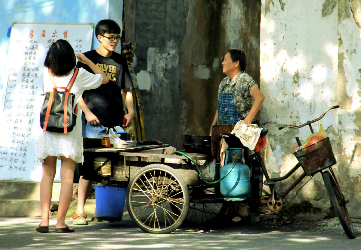 树荫下摄于去年夏日,卖臭豆腐的老奶奶七八十了,从我记事起就一直在那