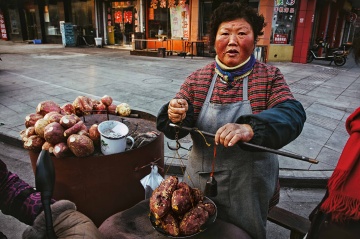 兴化街上卖红薯的大妈