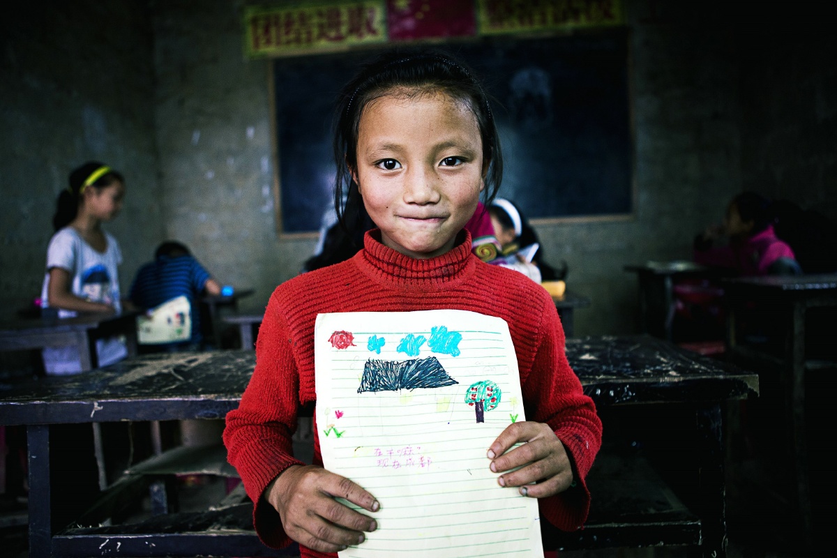 阿卢英花  阿卢英花,9岁,一年级,她的梦想是当老师,现在最想要的是