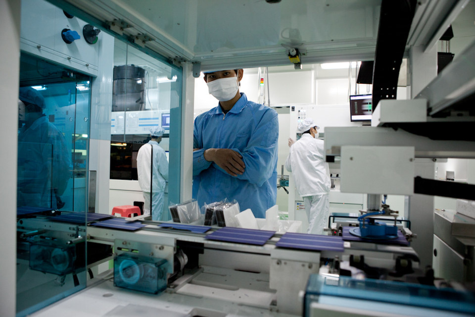 工作中他们很少交谈.帽檐和口罩中间露出双眼. 参加活动:普通人的照片