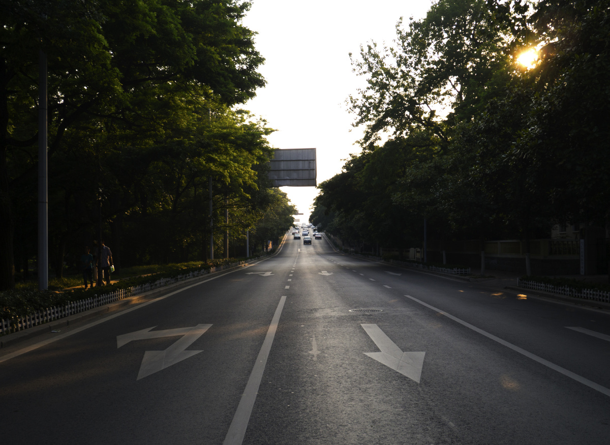 上一张 下一张   青岛八大关的马路,斜阳透过浓密树叶 aiguozhe1发布