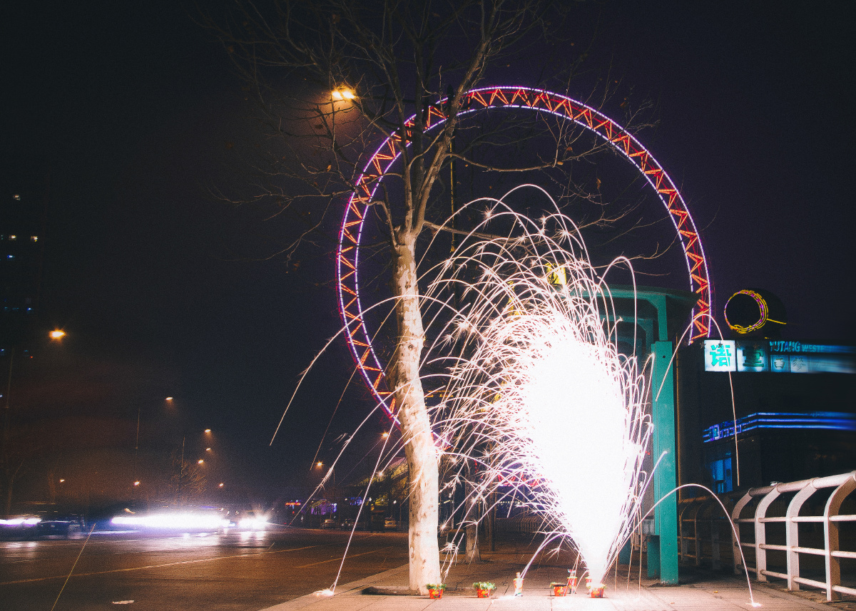 天津之眼下,恰好碰到一对恋人驻车放烟花,爱如烟火一瞬间.