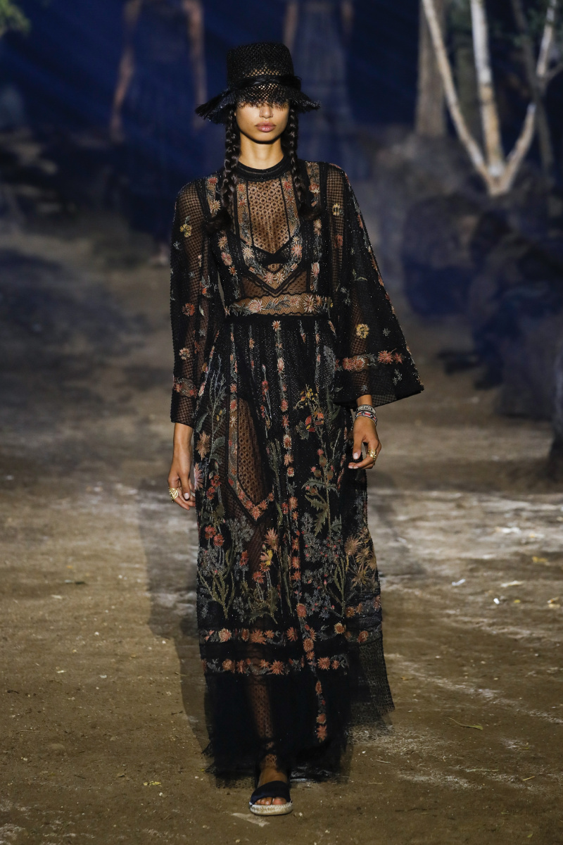 这是西南贵州的一个小镇叫卫城,每逢农历七月十三,每家各户就会将冥币