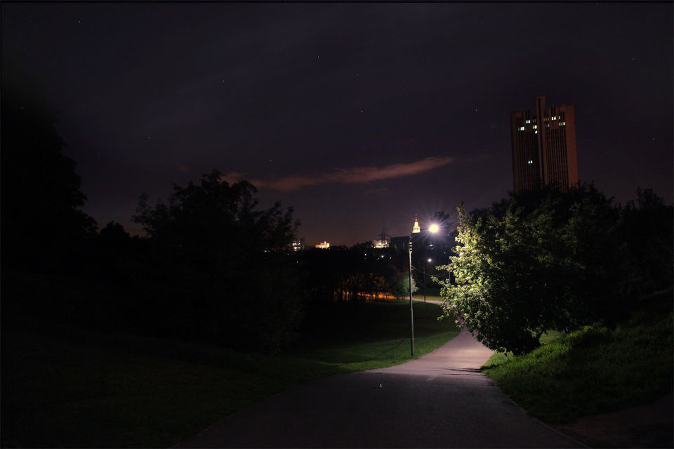 夜路卡通,走夜路卡通,夜晚卡通_大山谷图库