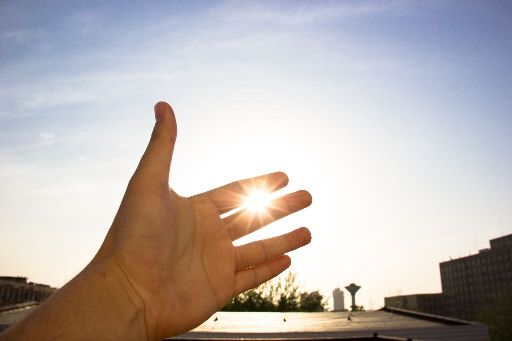 指尖上的夕阳生活要有缝隙 这样阳光才能透进来