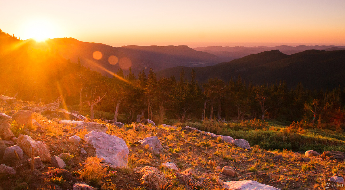 sunrise over the ancients 有了阳光的照耀,岩石也会显露出温柔.