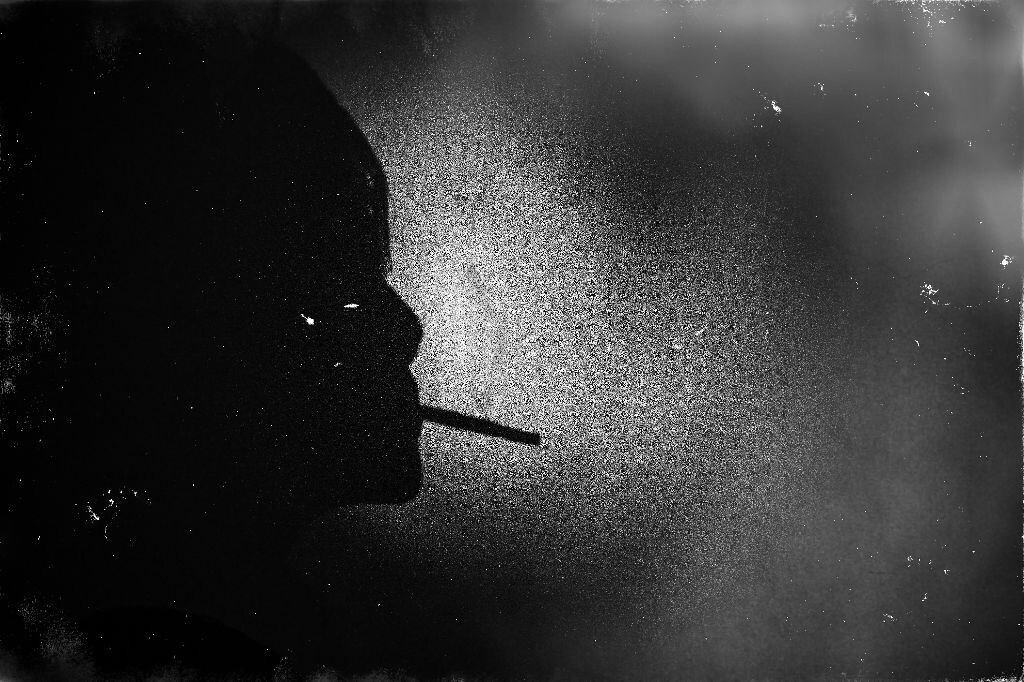 抽烟壁纸男黑白图片图片