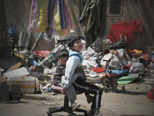 城市角落里的孩子