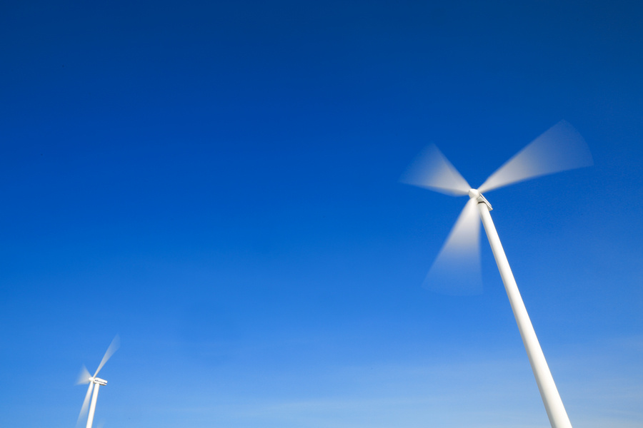 《旋转》风力发电站旋转的风车