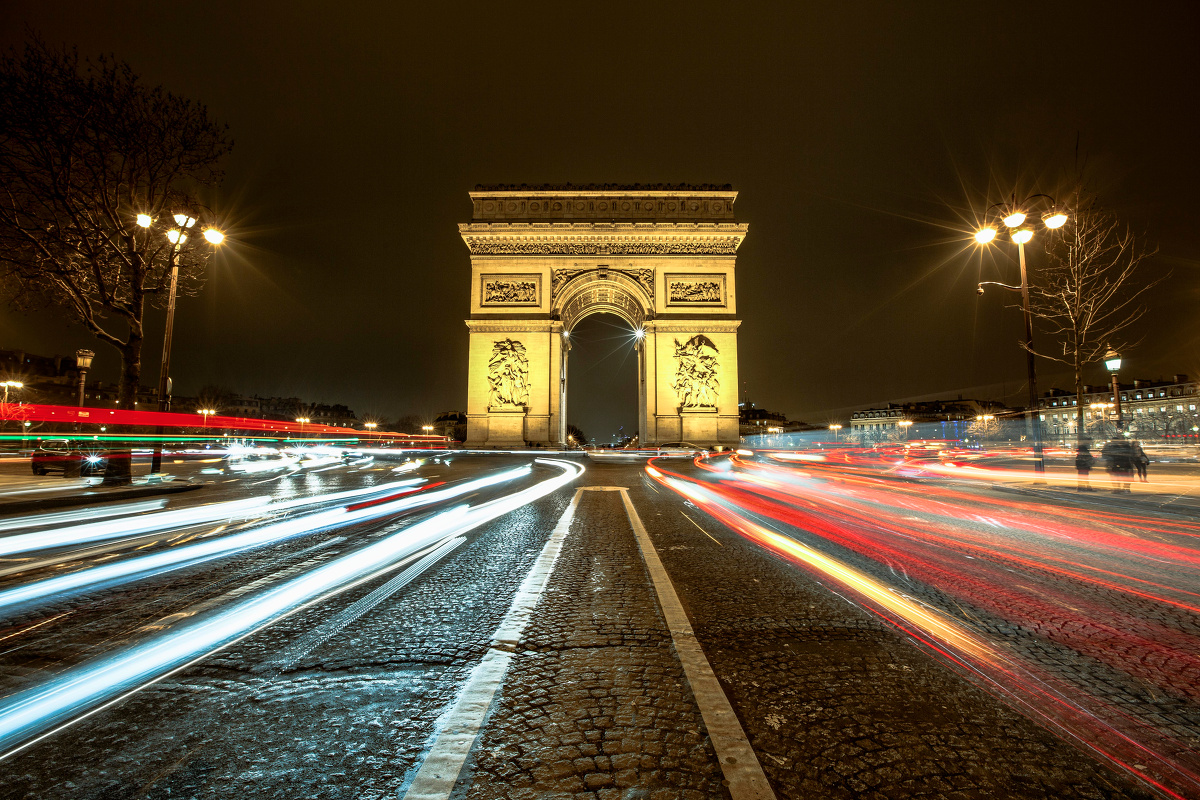 流光下的凯旋门