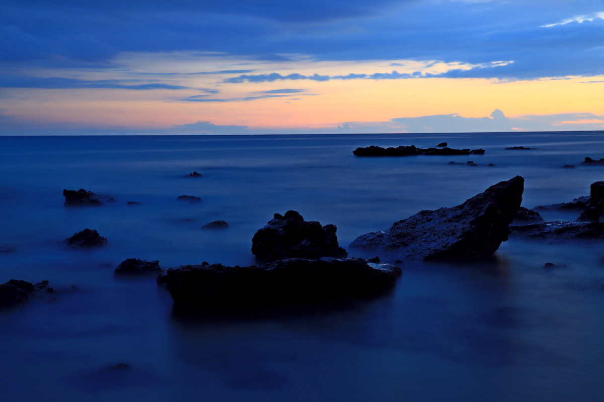 太阳渐渐西下,只留下余辉,天空渐渐变成深蓝,和静谧的大海相互呼应