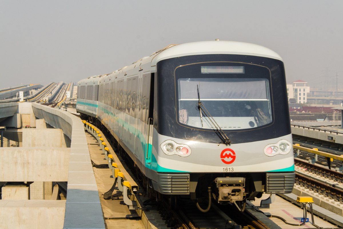 上海地铁16号线.ac19型电动客车.罗山路站站后折返作业中.