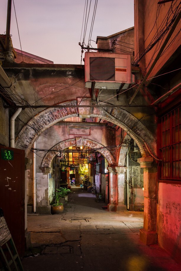 上海的老弄堂常用各种拱形的门券来作为支弄的分割,由此形成的层次感
