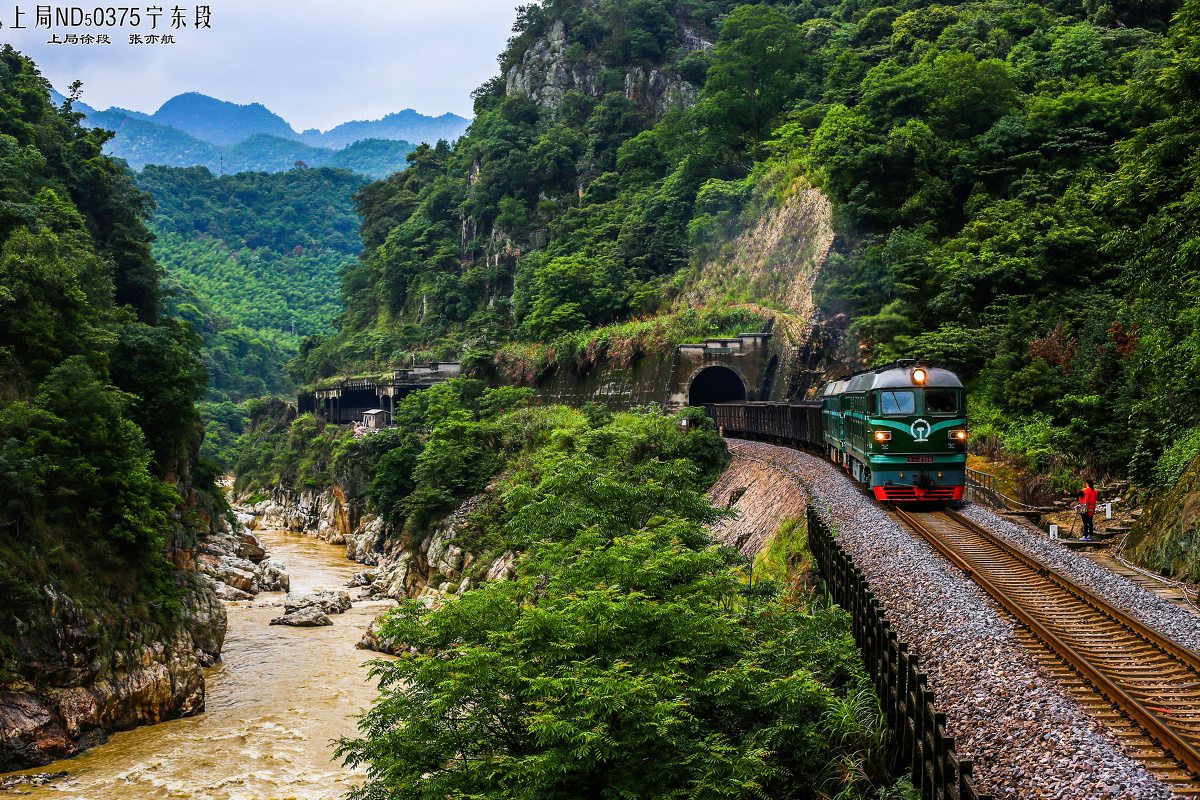 双机"西瓜"牵引货车驶过山美棚洞群 - 铁路 - nd5-0342 - 图虫摄影网