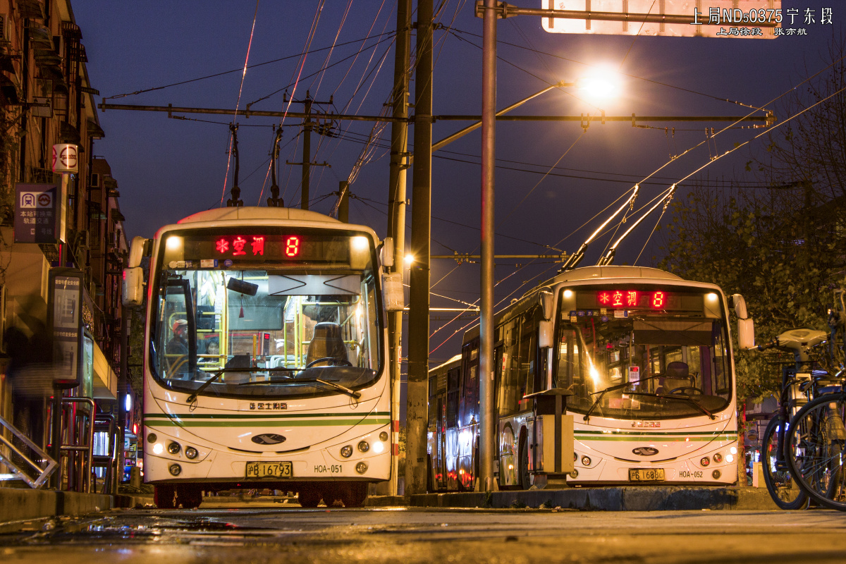 停在三门路市光路的8路无轨电车