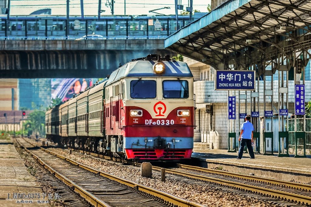 列車中華門站1道停車,南京除通勤車外最後一趟綠皮車,編組為8節yz22 