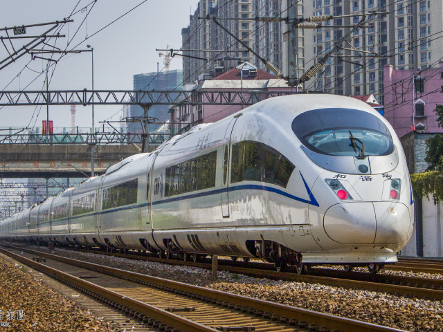 d 5 6 8 0阜新矿铁 报废的通勤车蒸汽机车 内蒙平庄z10次列车穿过