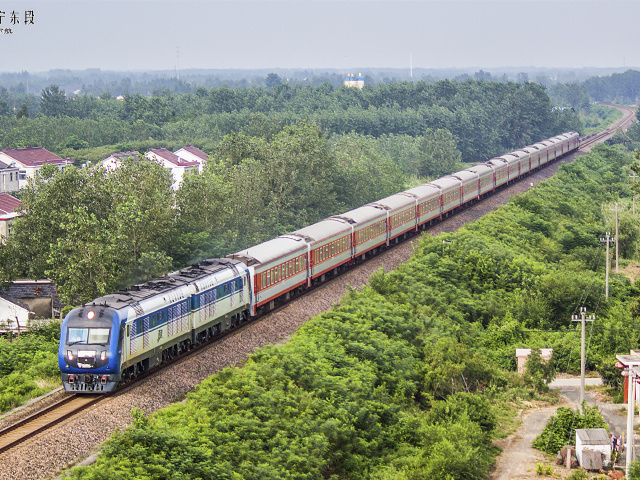即将升t的k567次列车行驶在宁启铁路上
