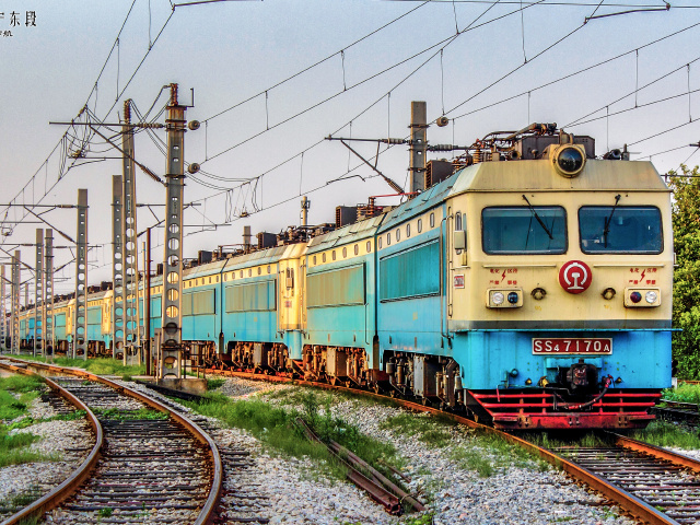 成群结队的郑局乡段ss4g型电力机车停在徐州北站北整备区