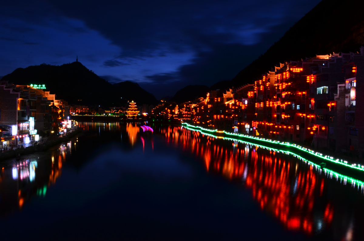 镇远的夜景,游人在夏天的夜晚躁动不安,夜在静静的看