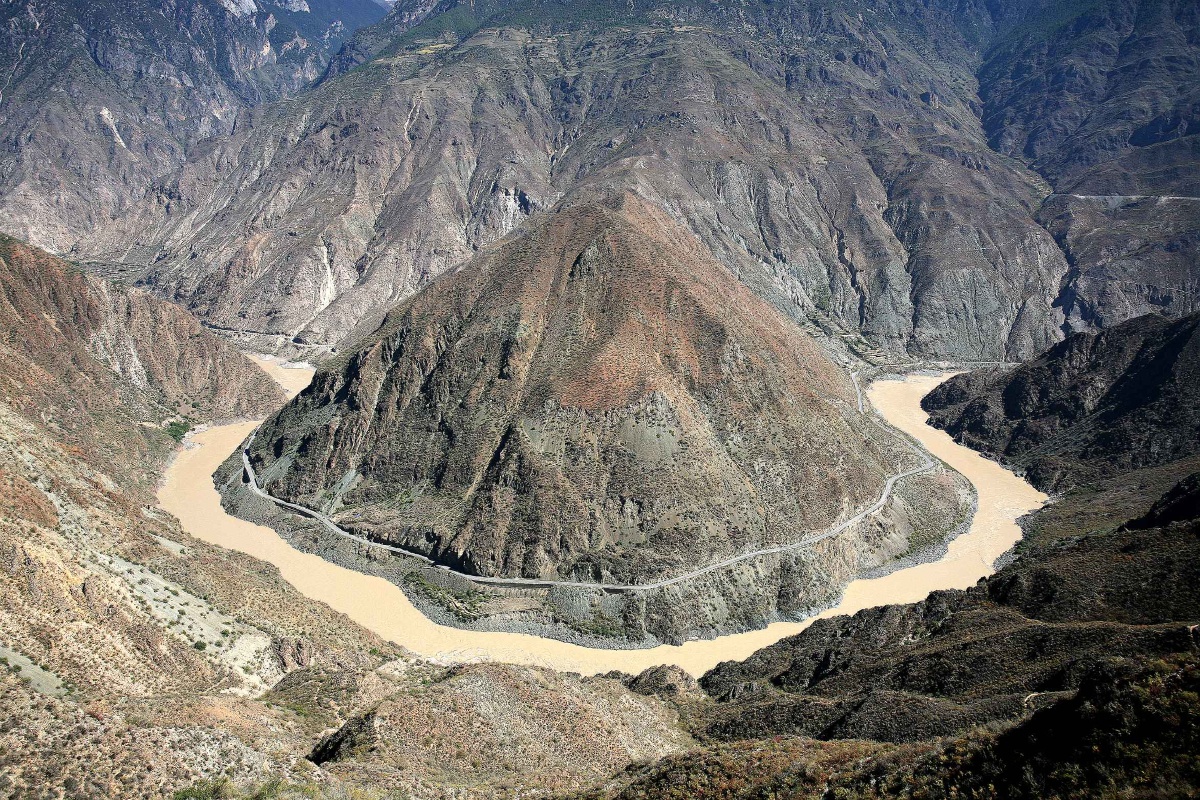 长江第一弯 中国江河部分, 万里长江从青藏高原南下,其上游金沙江到了