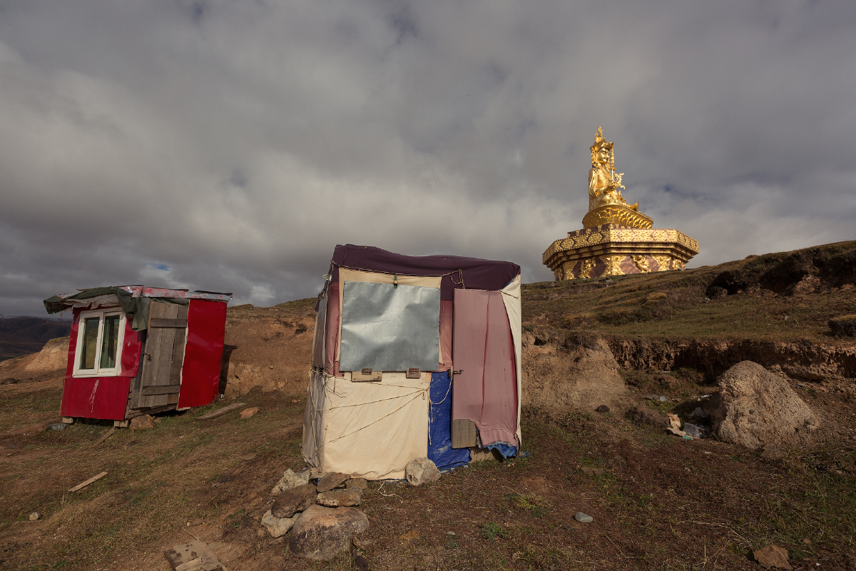 这样的闭关房在亚青寺算是"豪华房"了,有一些就一块防水布盖上木框就