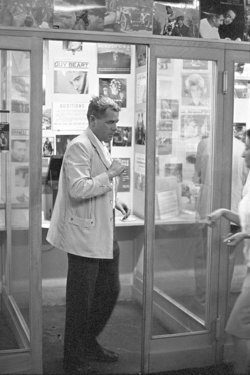 普通人# 北京前门大街看街景的老夫妻 @摄影旅游杂志