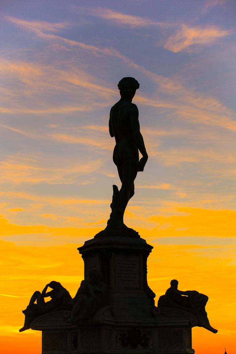 日落里的大卫像