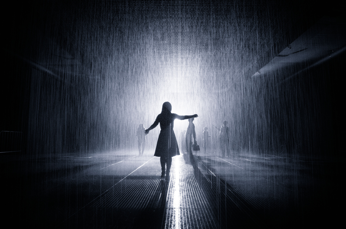 一个人打伞淋雨的图片,淋雨图片感不打伞_大山谷图库