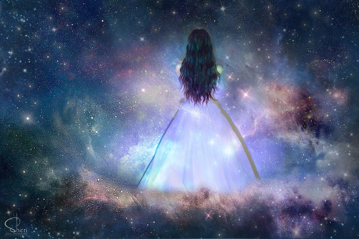 一把梦洒在铺满星空的夜空那耀眼的星光点缀着彩虹似的梦你看星星笑了