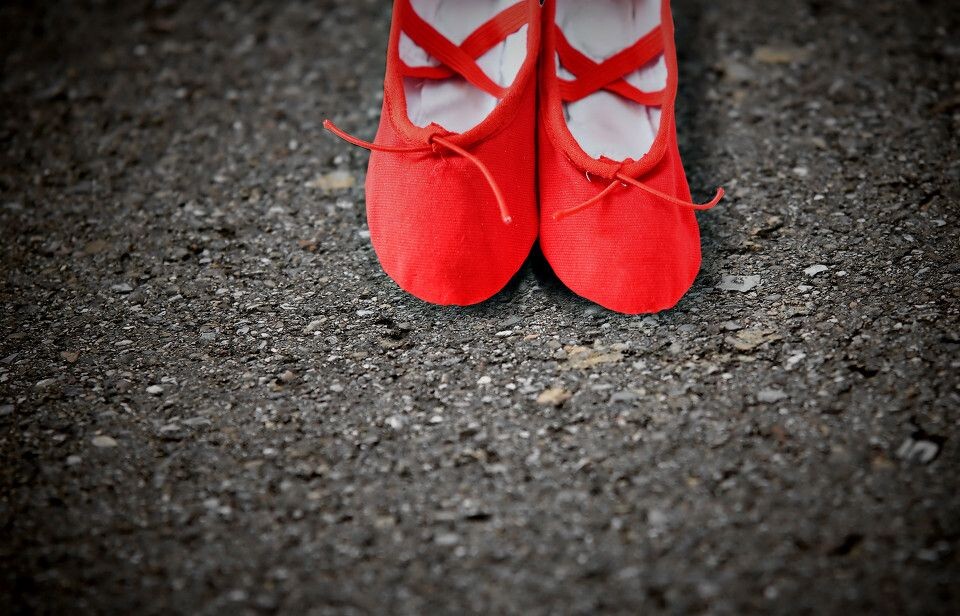 红鞋恐怖片图片