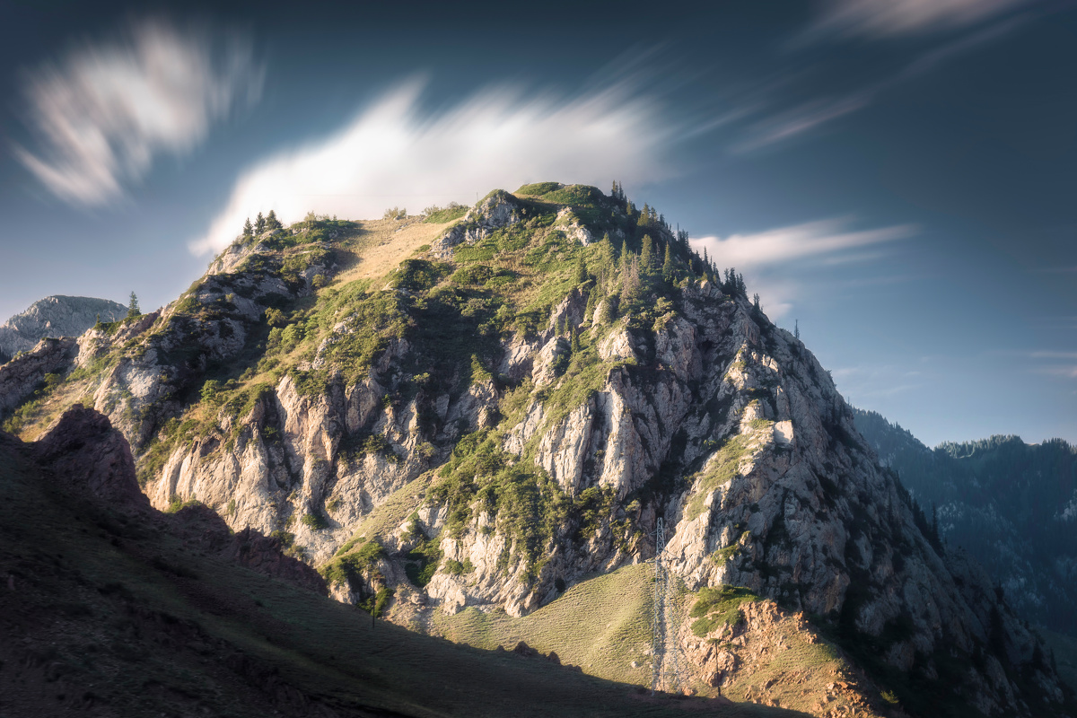 赛里木湖旁的无名山