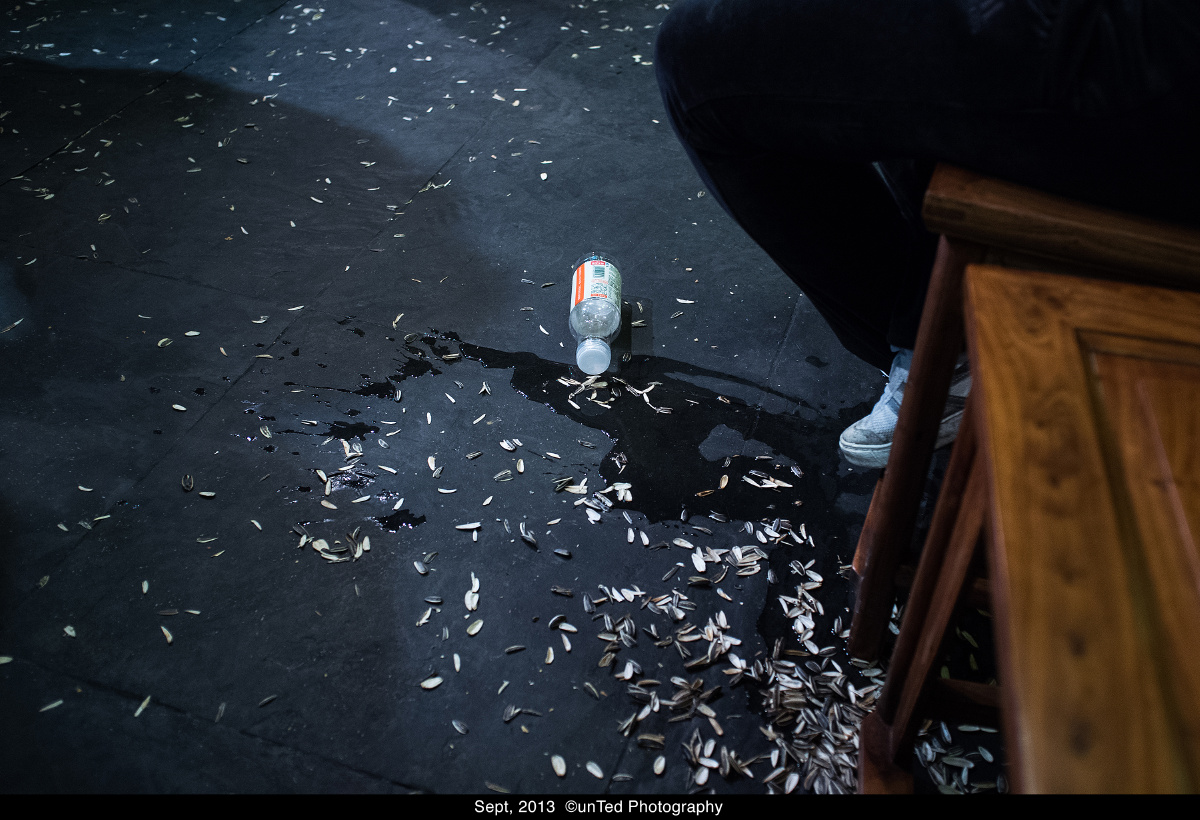 耳边继续传来嗑瓜子的声音.