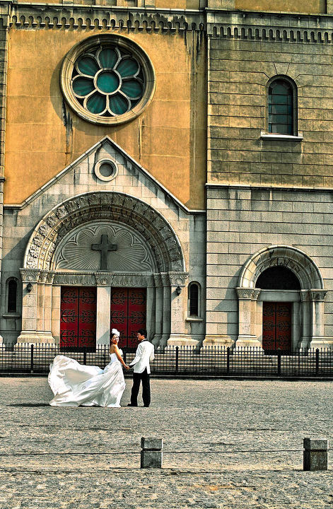 新人步入婚姻殿堂