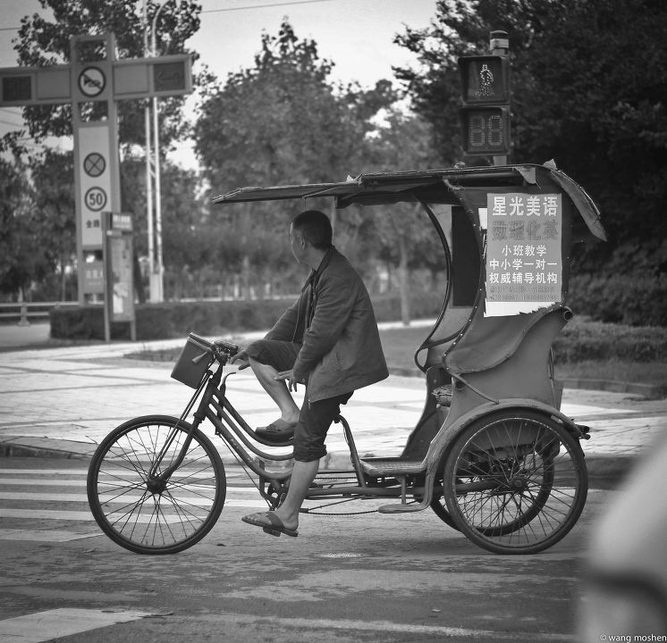 蹬三轮赚钱的老头