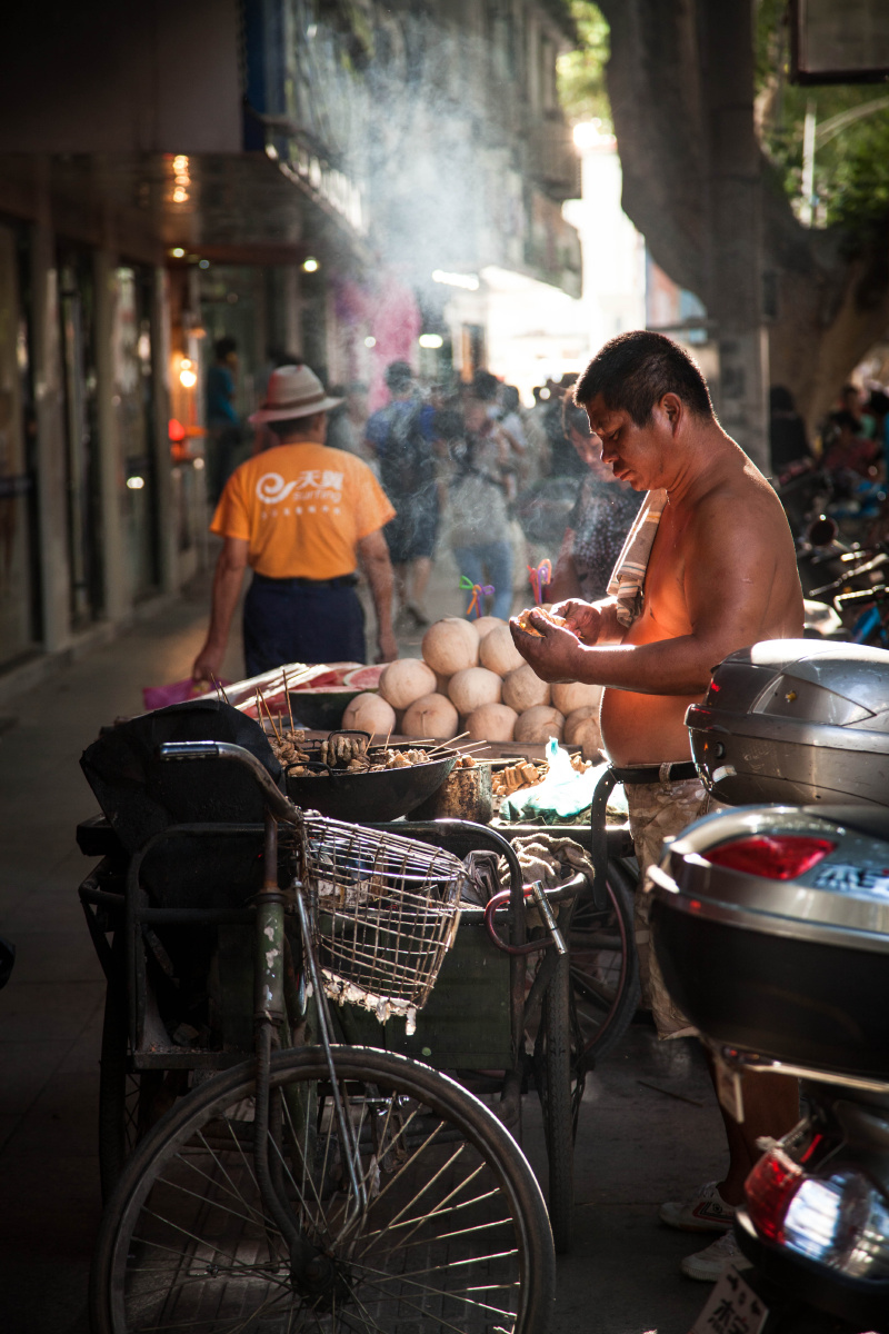 十多年,从农村走到城市,在金陵的这片土地谋生,纵使一身油烟,但也不能