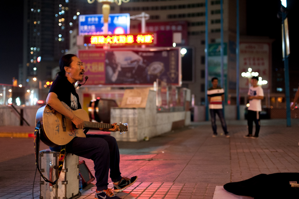 城夜里的弹唱歌手大叔