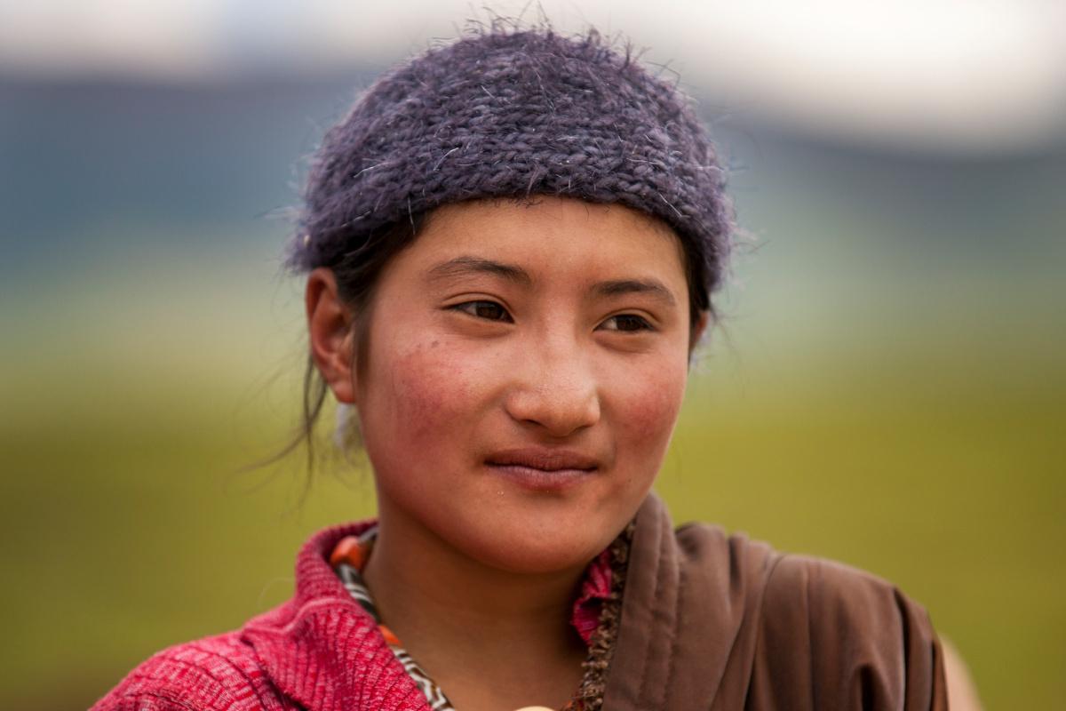 照片描述在石渠草原遇见的一个卖蘑菇的小姑娘