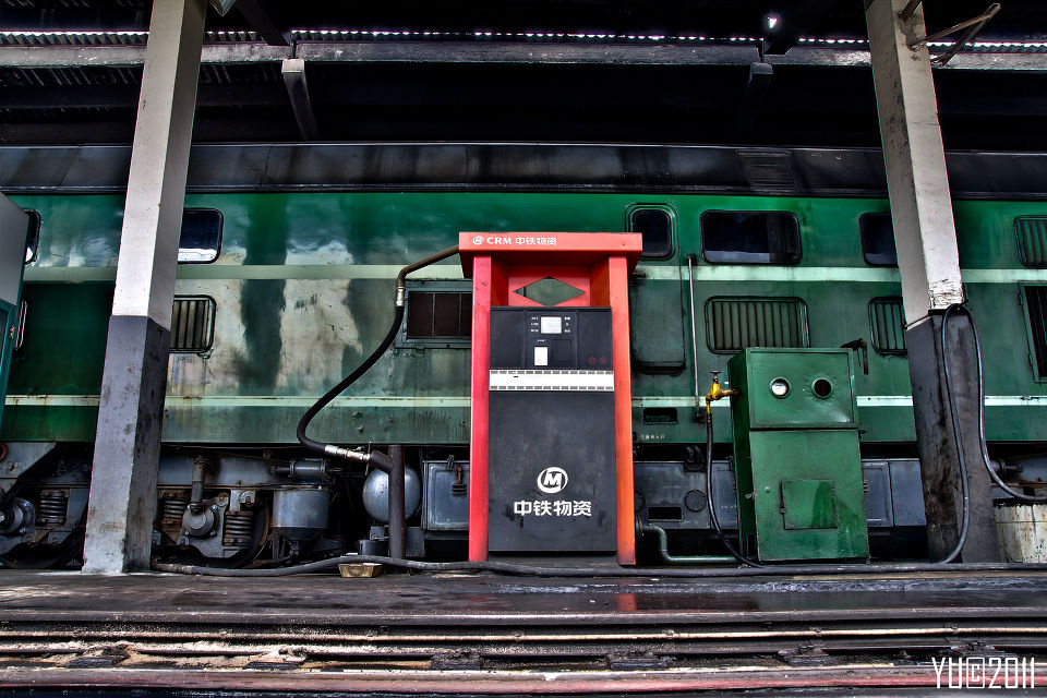 杭州城内的绿皮火车给火车加油的也长这样