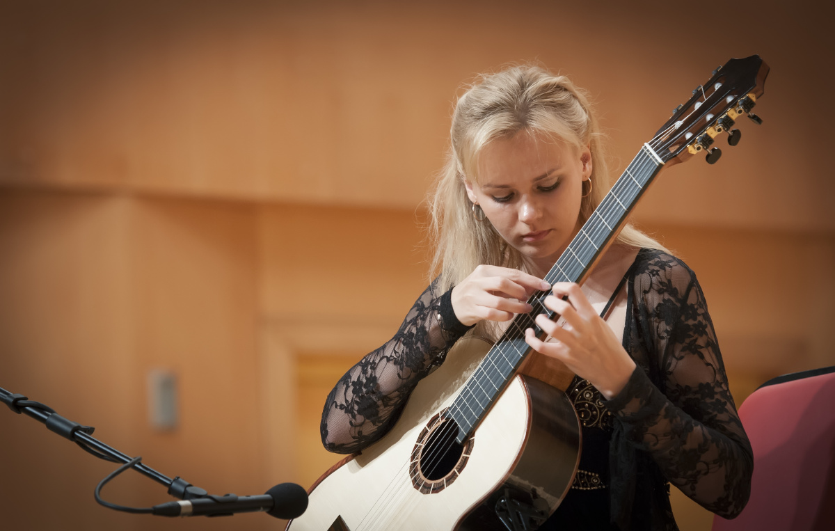 俄罗斯美女古典吉他演奏家叶凯捷琳娜