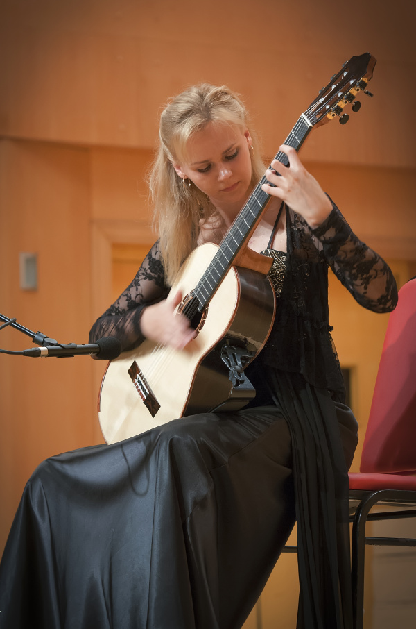 外国大美女 - - 俄罗斯古典吉他演奏家叶凯捷琳娜