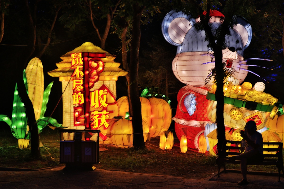 流水无意落红有情