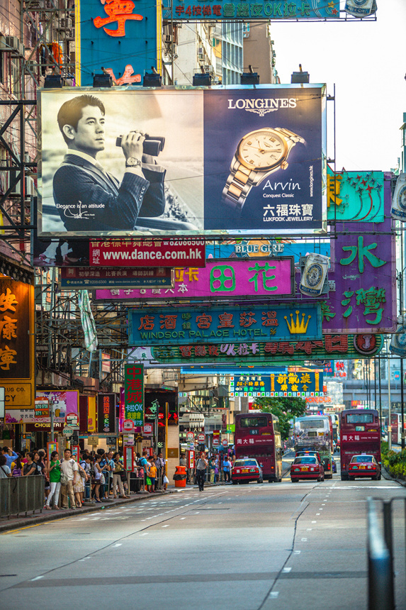 这应该是我印象中香港的样子,满街的人,大大小小的广告牌,还有晚上的